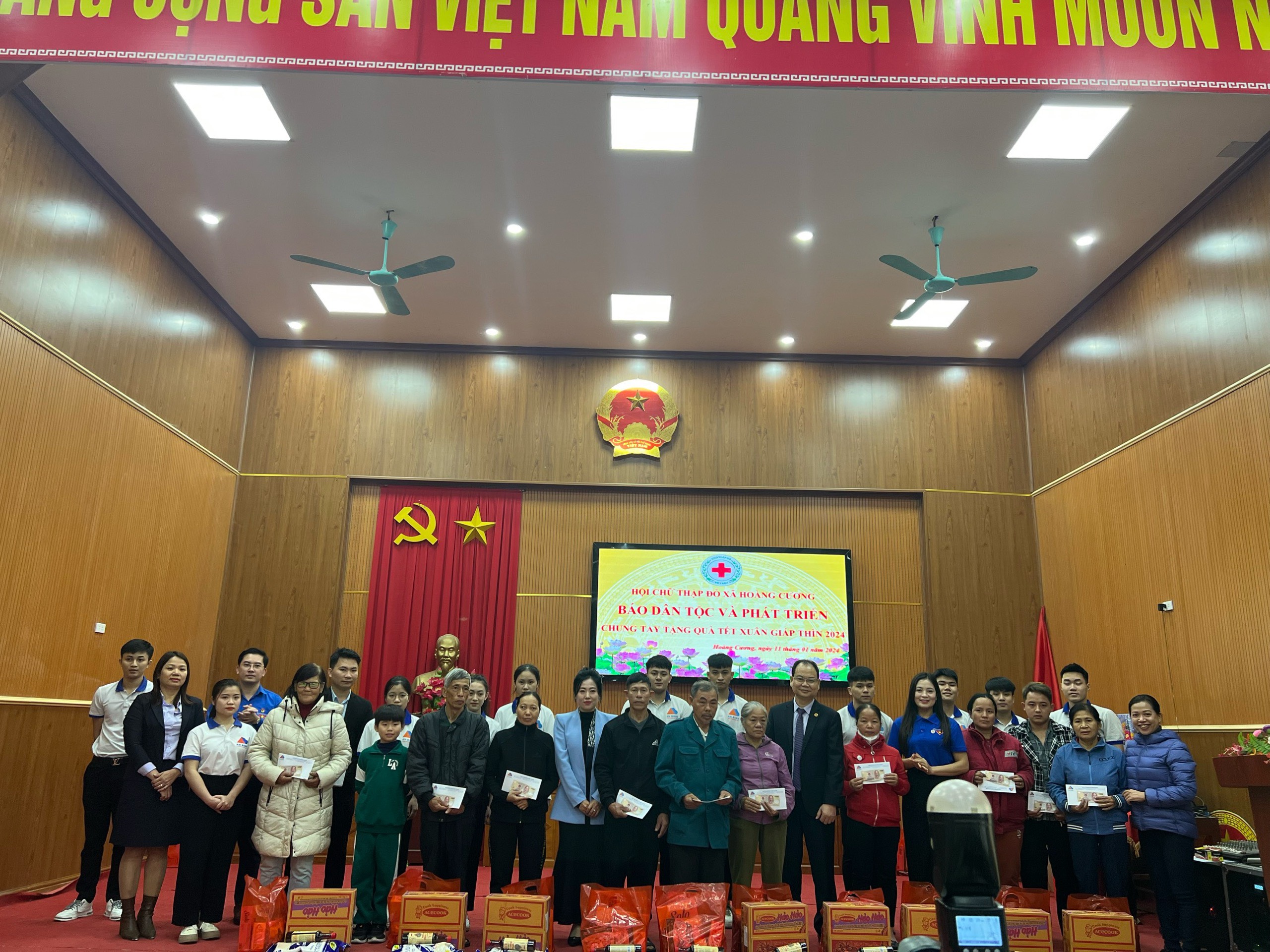 Lãnh đạo Công ty CP Hợp tác Quốc tế An Bình trao quà cho hộ khó khăn tại xã Hoàng Cương, huyện Thanh Ba, tỉnh Phú Thọ